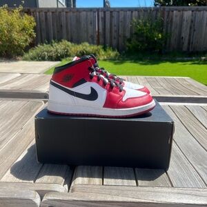 K Nike Red ‘Chicago’ Jordan 1 Mid Basketball Sneaker Kids 7 / Women’s 8.5